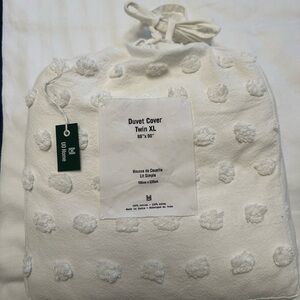 New Urban Outfitters twin xl  bedding white/blanc tufted  100%cotton